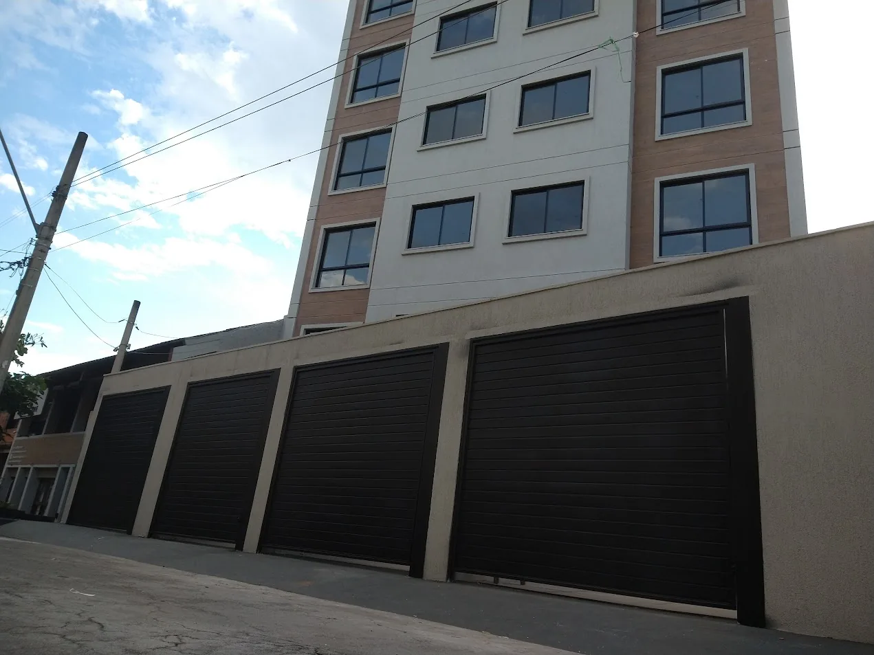 Conjunto de portões metálicos instalados em edifício
