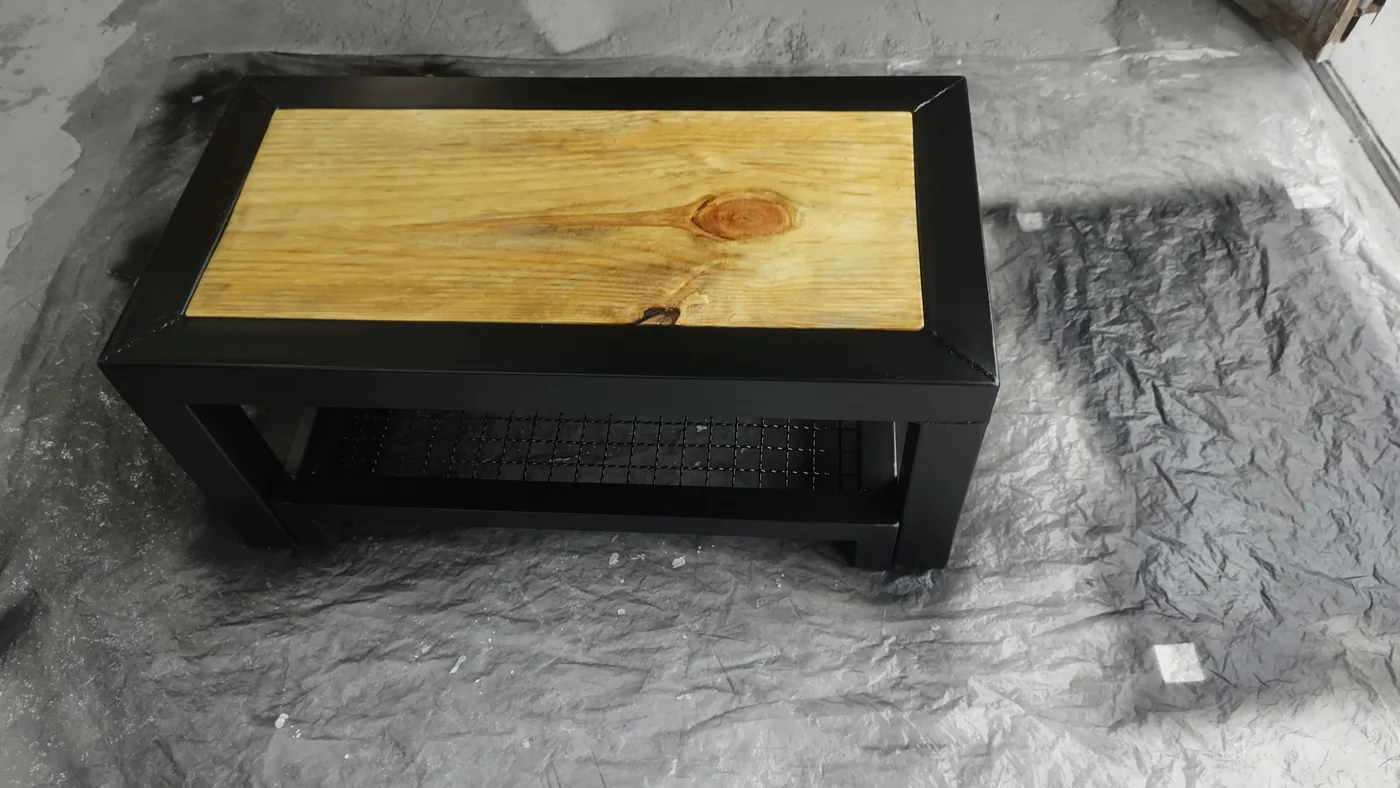 Mesa pequena de metal e madeira feita em serralheria