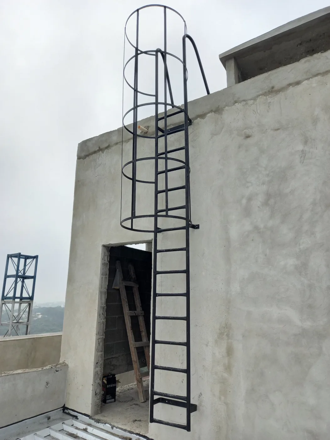 Escada marinheiro metálica instalada em obra